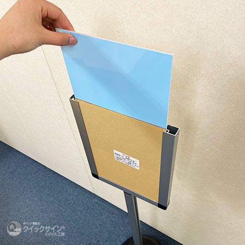 茶紙が貼ってある板が表面カバー(透明)、引き出している板が面板(アルミ複合板(白))です